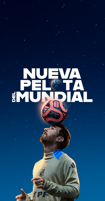 Messi con la pelota del mundial en la cabeza